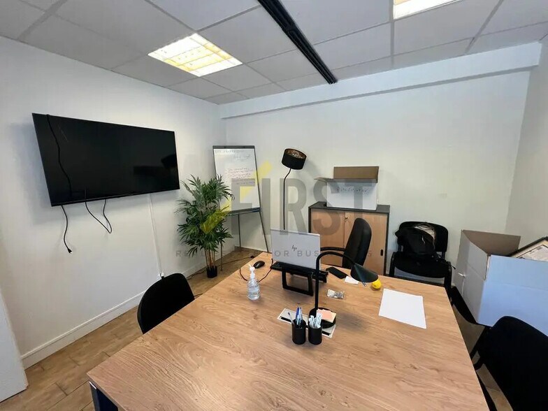 Bureau dans Saint-Laurent-Du-Var à louer - Photo de l’immeuble – Image 3 sur 9