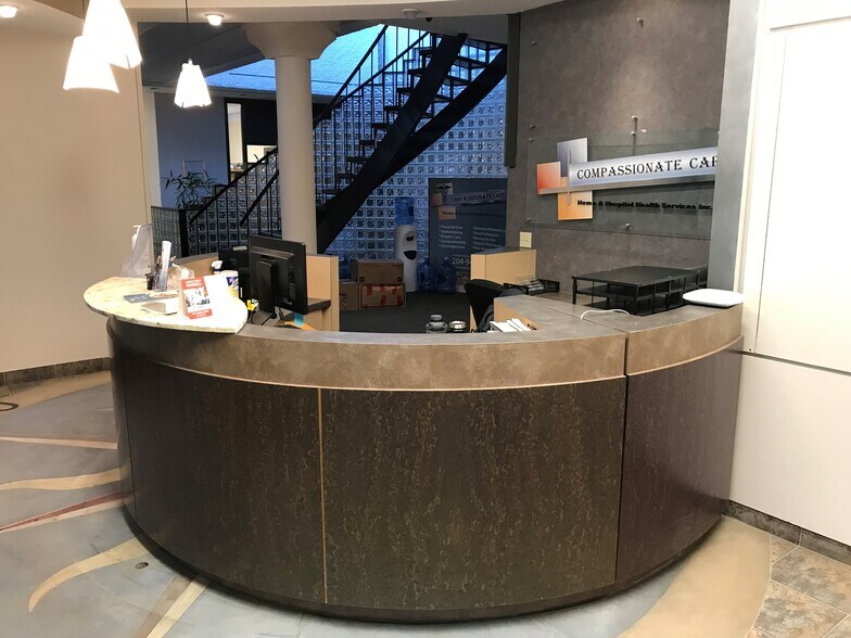 222 Osborne St N, Winnipeg, MB à louer - Photo de l’immeuble – Image 2 sur 10