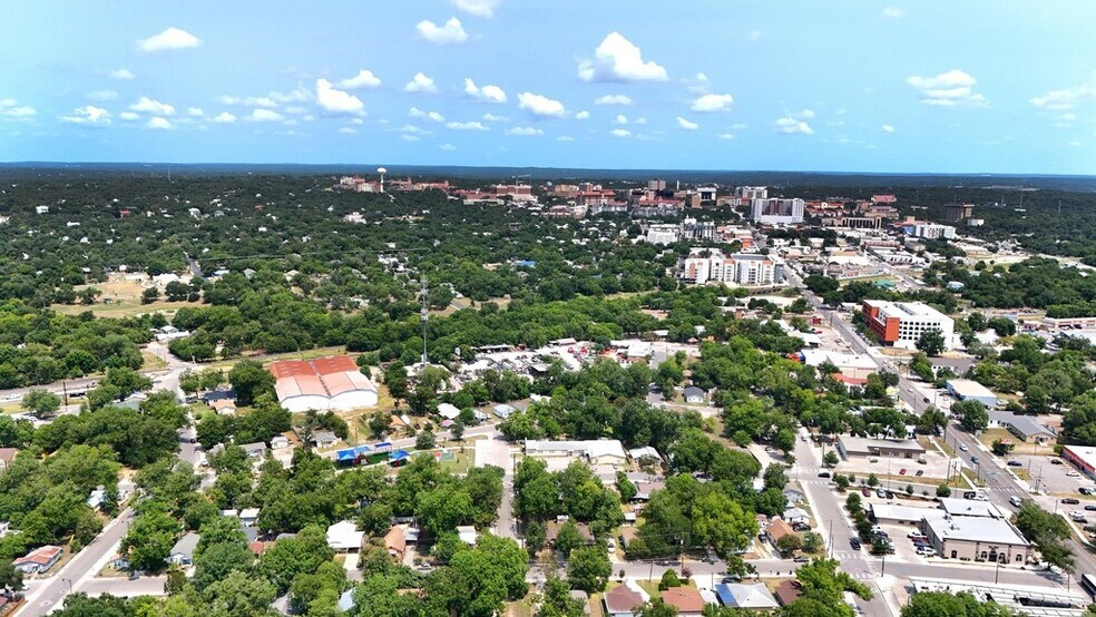 312 Camacho St, San Marcos, TX à louer - Photo de l’immeuble – Image 2 sur 12