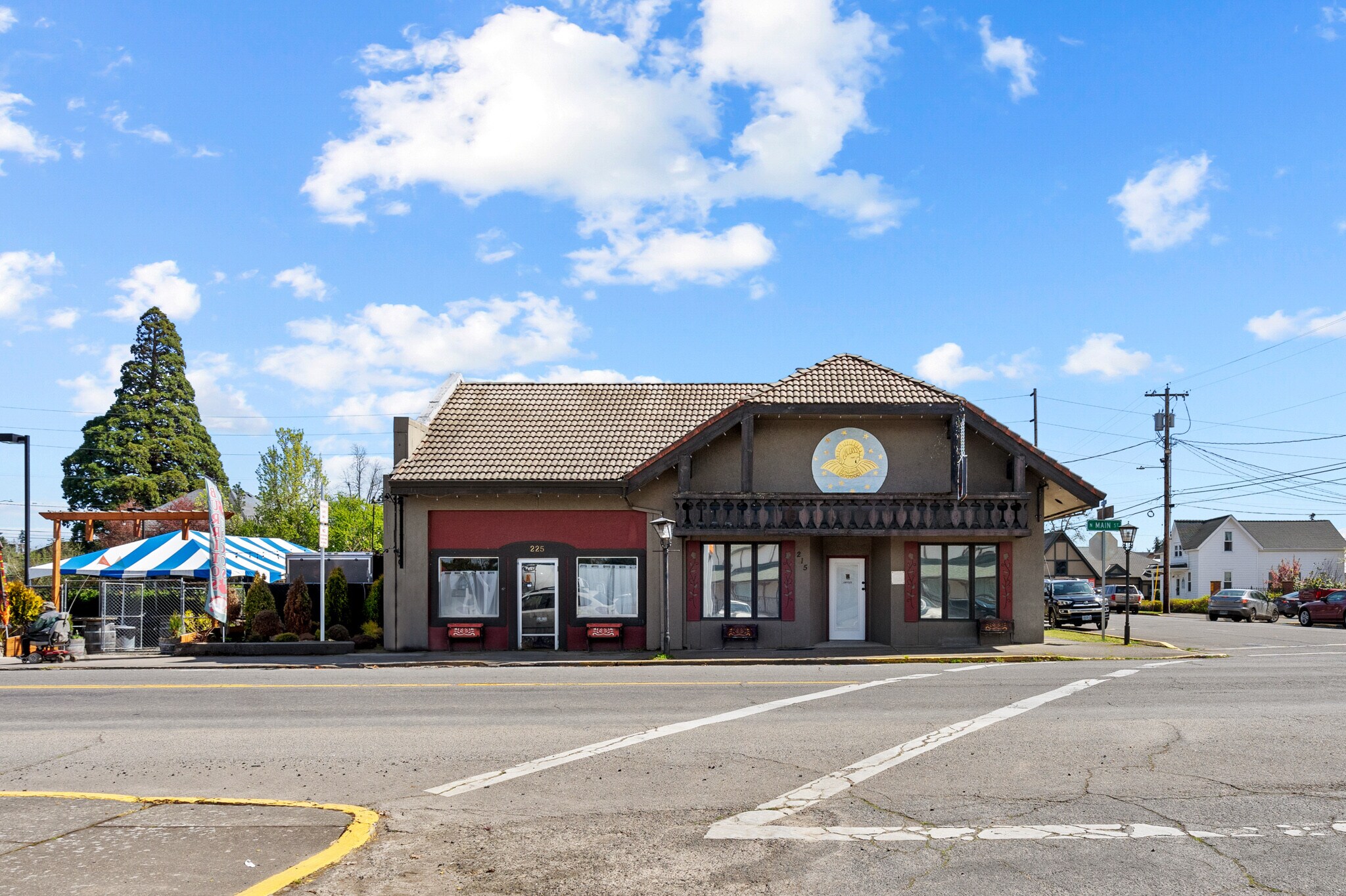 215-225 N Main St, Mount Angel, OR à vendre Photo principale– Image 1 sur 21