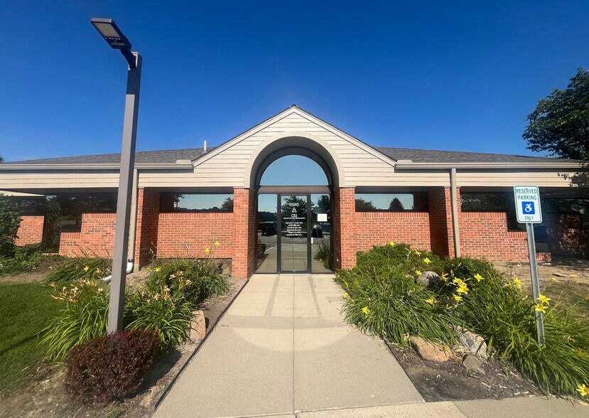 595 Barclay Cir, Rochester Hills, MI à vendre - Photo de l’immeuble – Image 1 sur 2