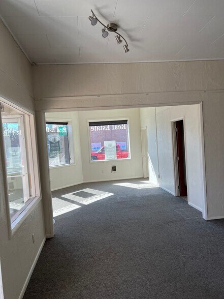 150 N Maple St, Yamhill, OR à vendre - Photo intérieure – Image 2 sur 6