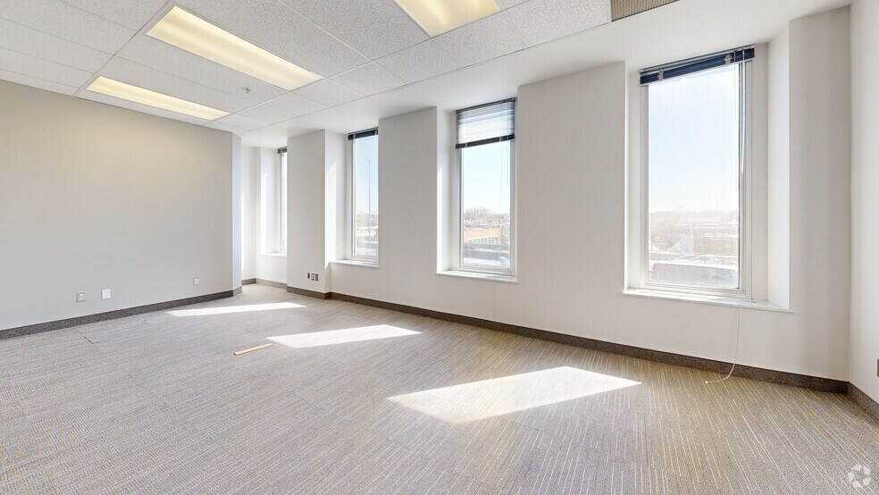255 Boul Crémazie E, Montréal, QC à louer - Numérisation 3D Matterport – Image 2 sur 27
