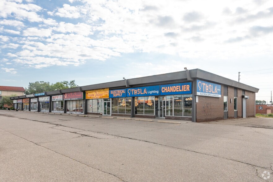 1846-1872 Dundas St E, Mississauga, ON à louer - Photo de l’immeuble – Image 3 sur 3