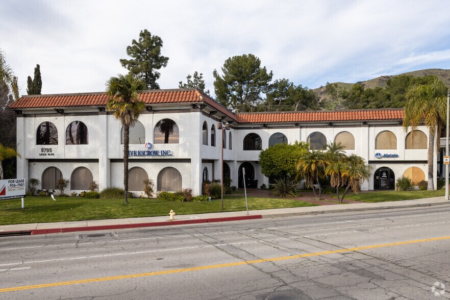 9795 Cabrini Dr, Burbank, CA à louer - Photo principale – Image 1 sur 7