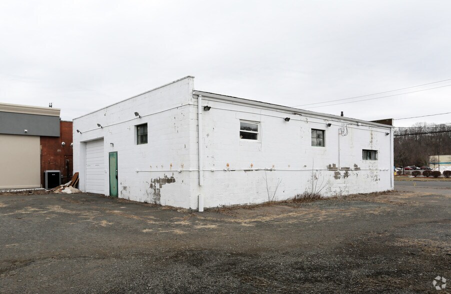 151 Kitts Ln, Newington, CT à vendre - Photo de l’immeuble – Image 2 sur 11