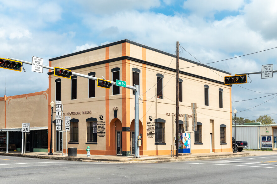 100 N Velasco St, Angleton, TX à louer - Photo principale – Image 2 sur 42