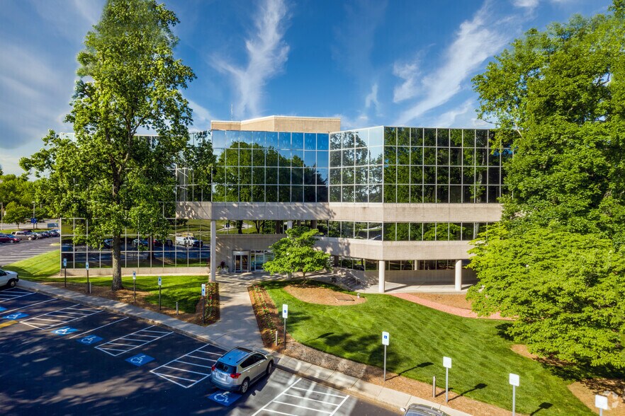 4651 Charlotte Park Dr, Charlotte, NC à louer - Photo de l’immeuble – Image 3 sur 5