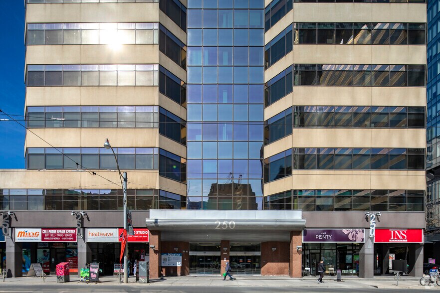 250 Dundas St W, Toronto, ON à louer - Photo de l’immeuble – Image 3 sur 7