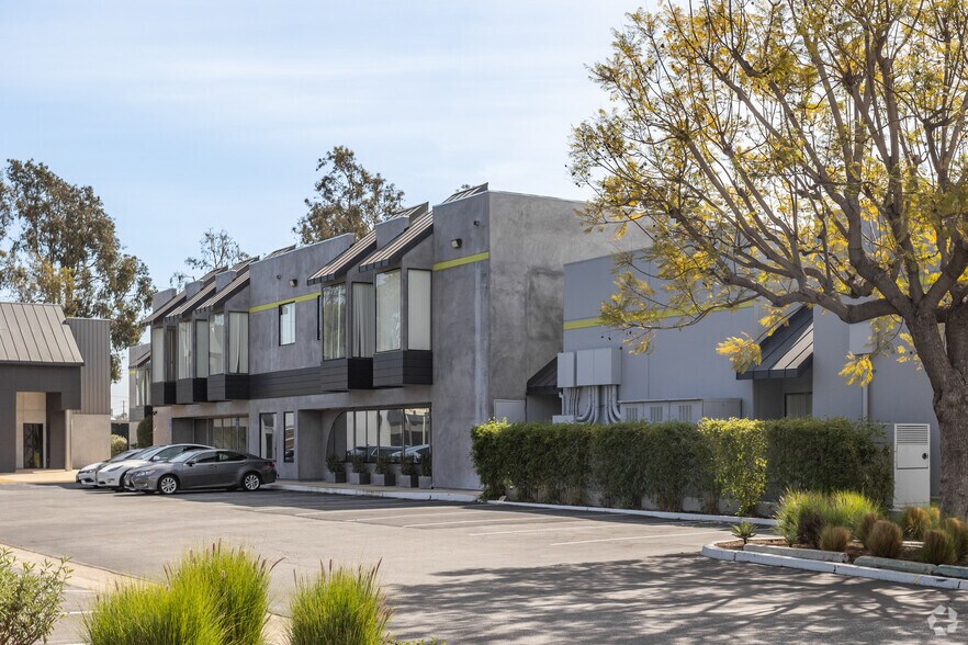 17672 Cowan, Irvine, CA à louer - Photo de l’immeuble – Image 3 sur 12