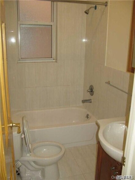 2107 38th St, Astoria, NY à vendre - Photo de l’immeuble – Image 3 sur 18