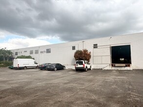 155-171 SE 10th Ave, Hialeah, FL à louer Photo intérieure– Image 1 sur 3