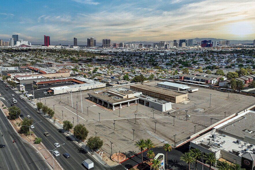 4701 W Sahara Ave, Las Vegas, NV à louer - Photo de l’immeuble – Image 2 sur 6