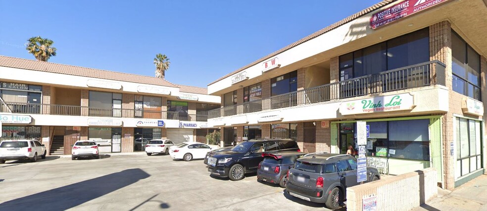 18625 Sherman Way, Reseda, CA à louer - Photo de l’immeuble – Image 1 sur 4