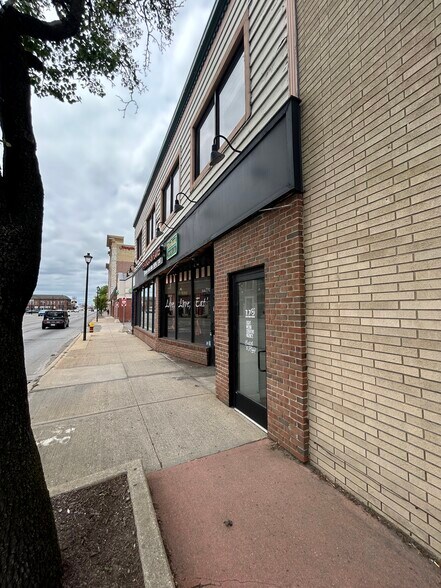 22266 Michigan Ave, Dearborn, MI à louer - Photo de l’immeuble – Image 2 sur 31