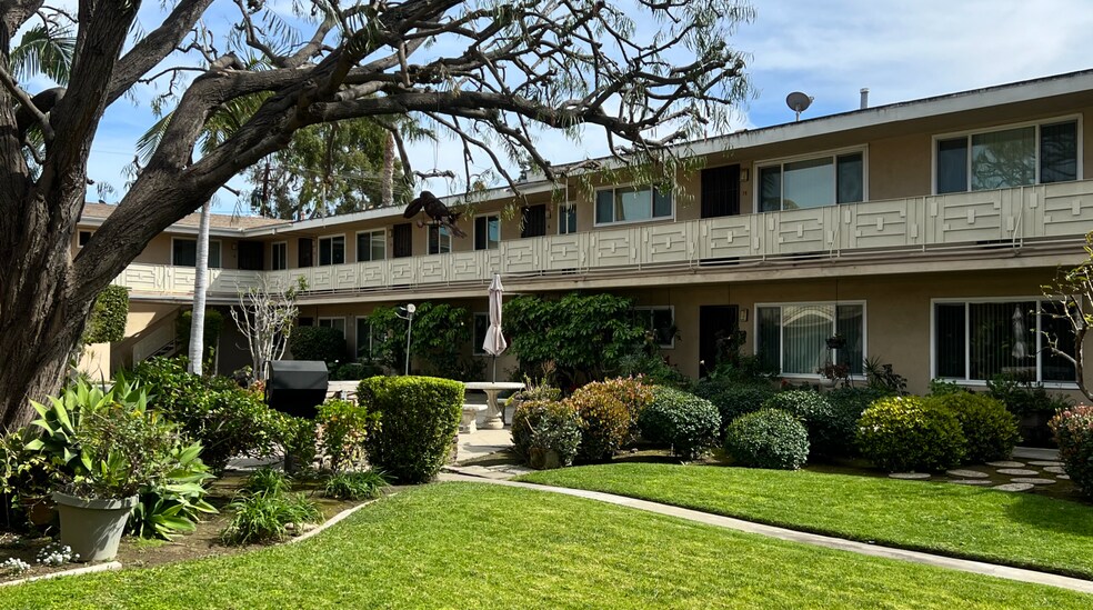 343 S Bedford Rd, Orange, CA à vendre - Photo de l’immeuble – Image 2 sur 4