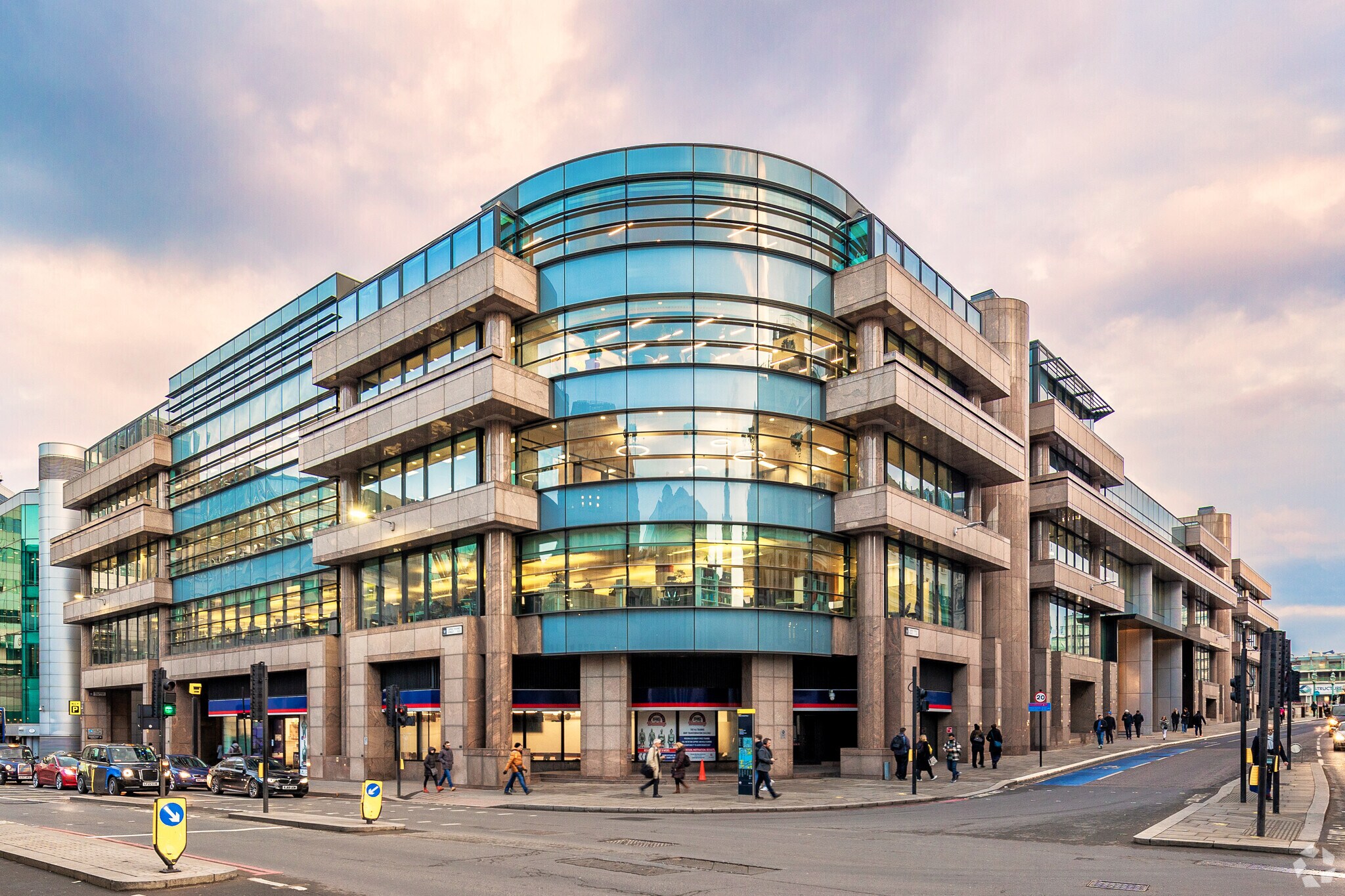 10 Queen Street Pl, Londres à louer Photo de l’immeuble– Image 1 sur 17