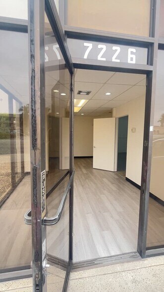 7226 Valjean Ave, Van Nuys, CA à louer - Vidéo sur l’annonce professionnelle – Image 2 sur 10