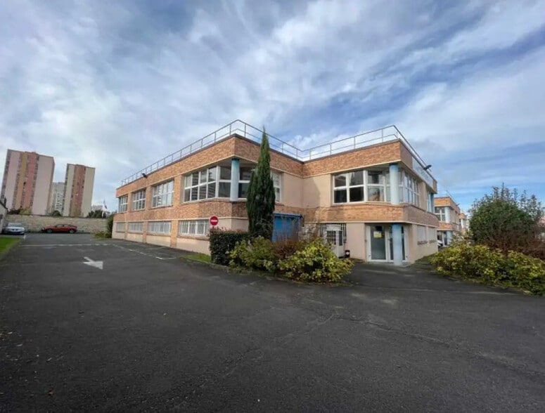 Local d’activités dans Ivry-sur-Seine à louer - Photo de l’immeuble – Image 1 sur 8
