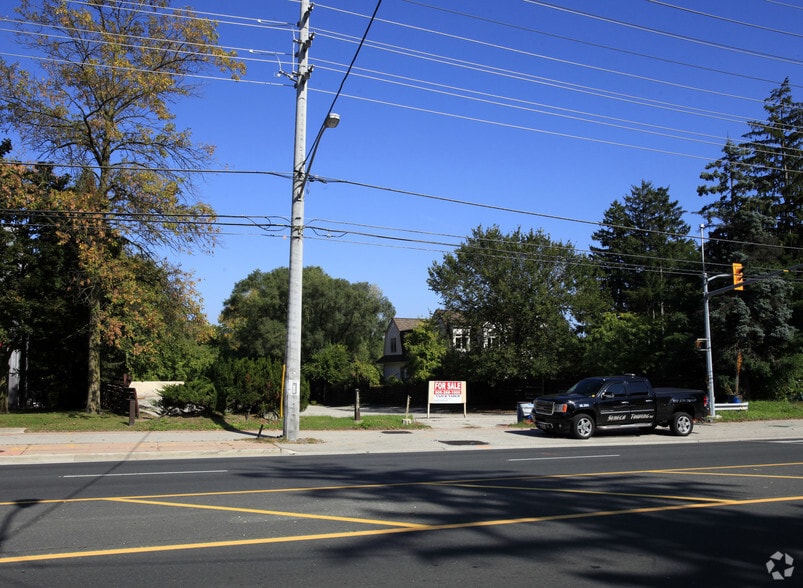 1575 Hurontario St, Mississauga, ON à vendre - Photo principale – Image 1 sur 2