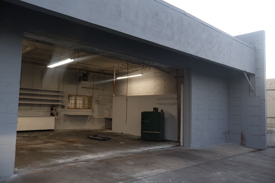 13300 Burbank Blvd, Van Nuys, CA à vendre - Photo de l’immeuble – Image 3 sur 18