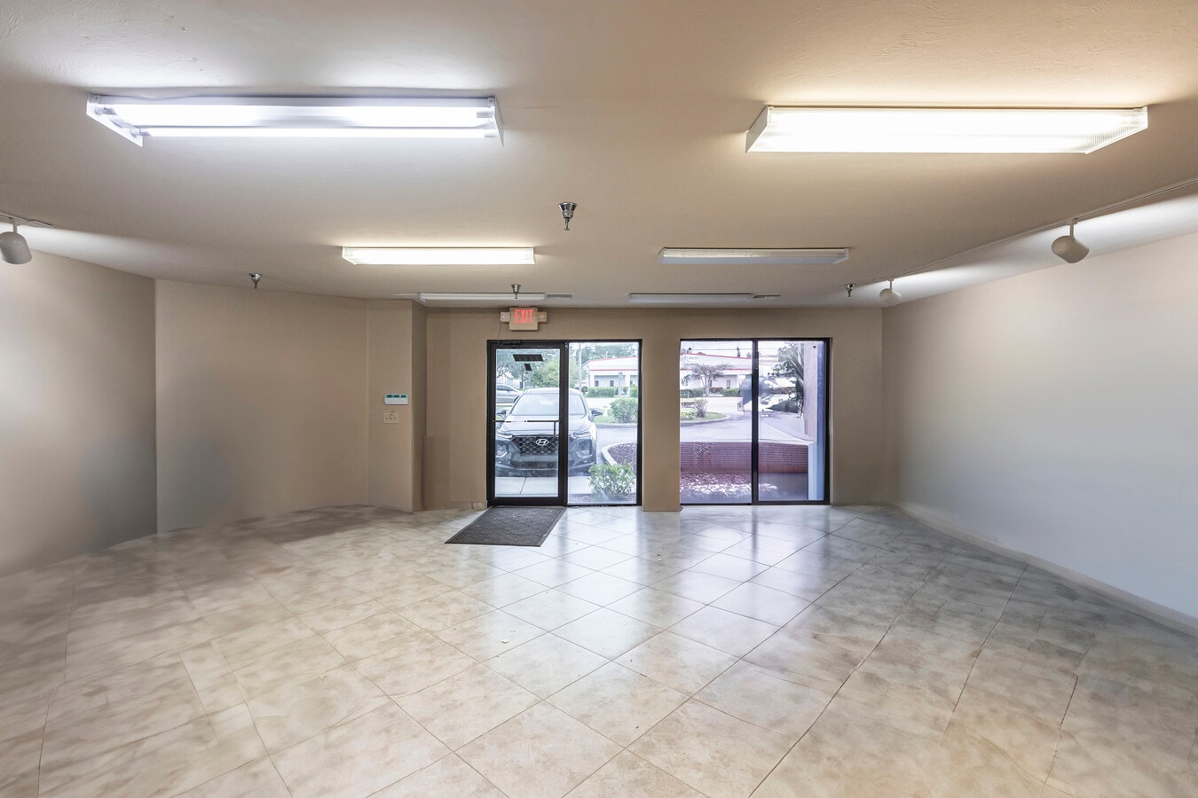 12155 Metro Pky, Fort Myers, FL 33966 - Lot 1-3 -  - Photo intérieure - Image 2 of 11
