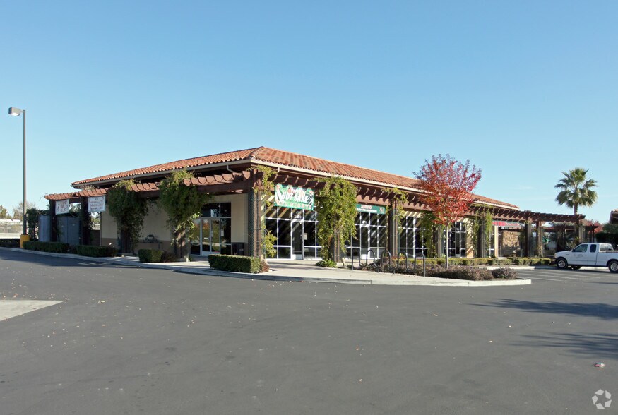 3247 W Noble Ave, Visalia, CA à louer - Photo de l’immeuble – Image 1 sur 1