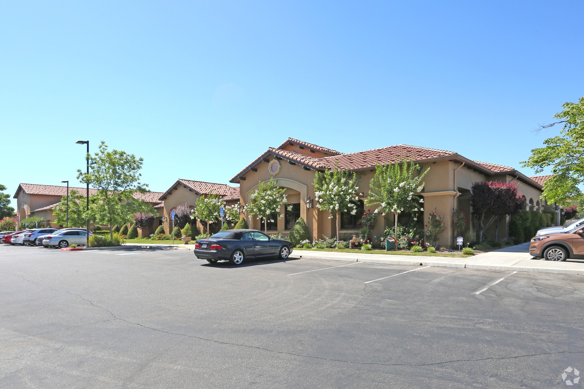 6873 N West Ave, Fresno, CA à louer Photo principale– Image 1 sur 5