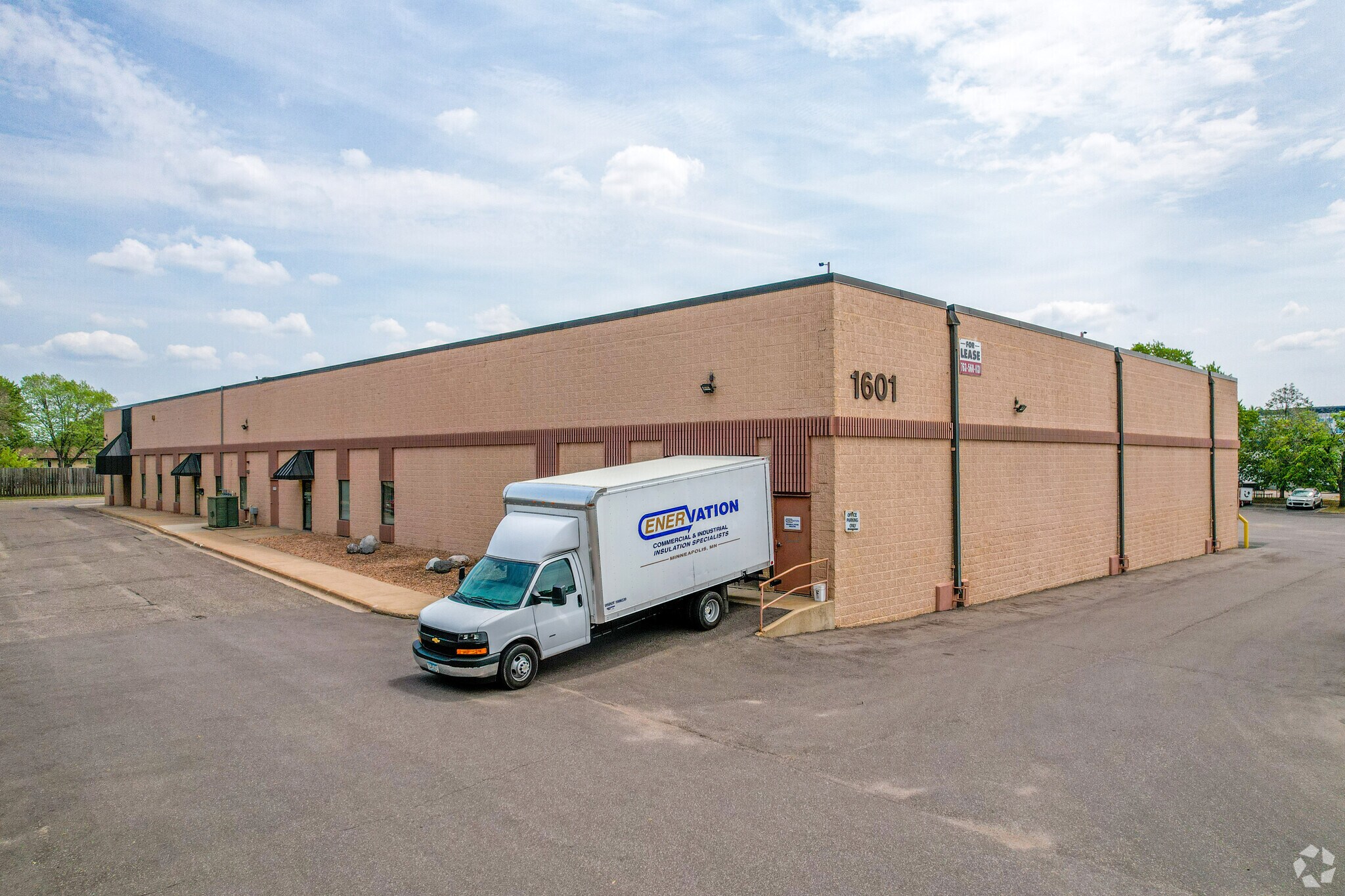 1601 67th Ave N, Brooklyn Center, MN à louer Photo principale– Image 1 sur 22