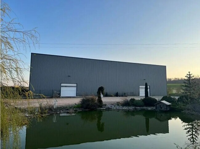 Plus de détails pour Local d’activités à vendre