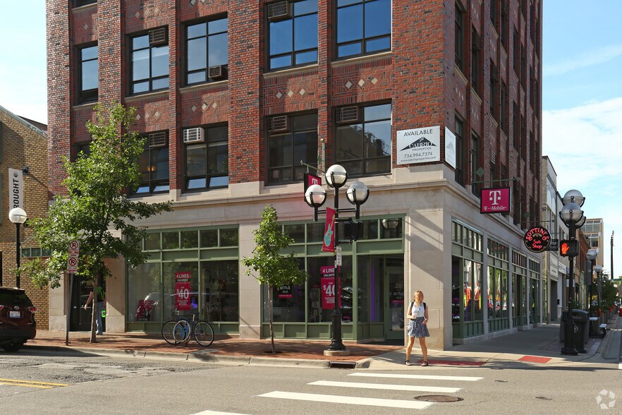 200-202 E Washington St, Ann Arbor, MI à louer - Photo de l’immeuble – Image 3 sur 16