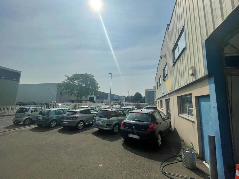 Local d’activités dans Carrières-sur-Seine à louer - Photo de l’immeuble – Image 2 sur 16
