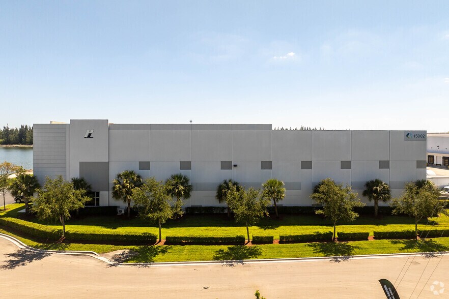 15002 NW 107th Ave, Hialeah Gardens, FL à louer - Photo de l’immeuble – Image 2 sur 4