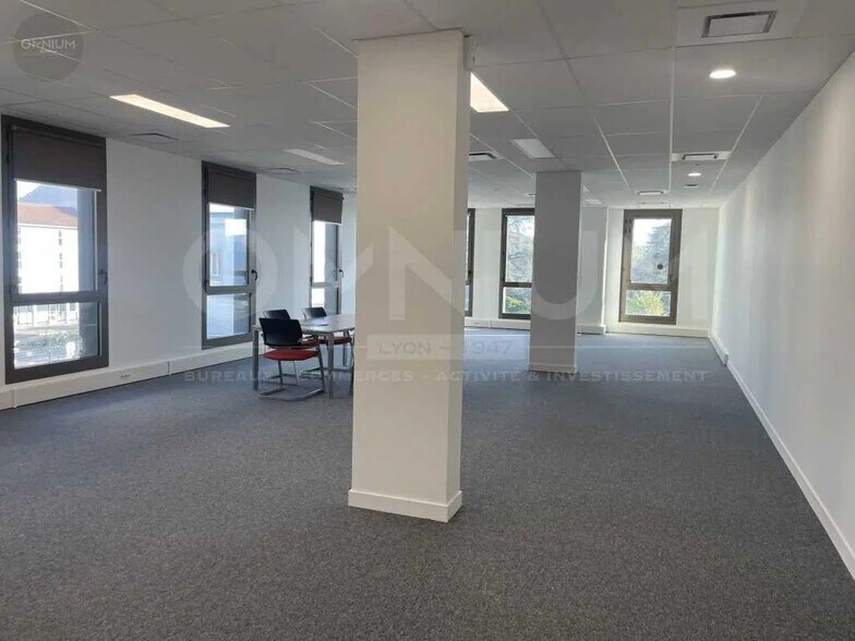 Bureau dans Décines-Charpieu à vendre - Photo de l’immeuble – Image 3 sur 13