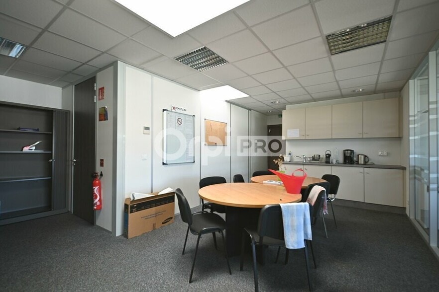5 Rue Edison, Bron à louer - Photo intérieure – Image 3 sur 14