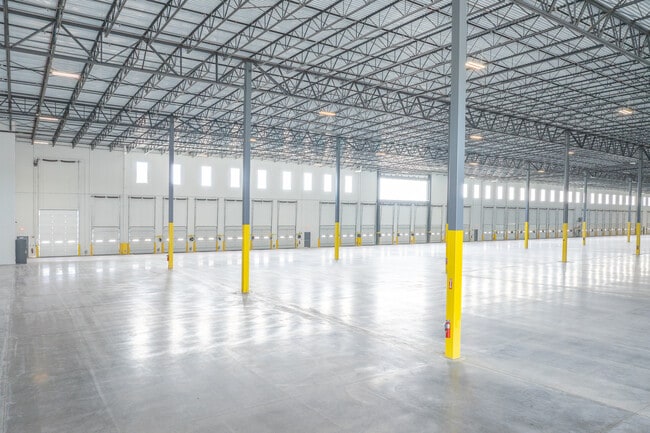 Plus de détails pour 55 Paradise Ln, Bay Shore, NY - Industriel/Logistique à louer