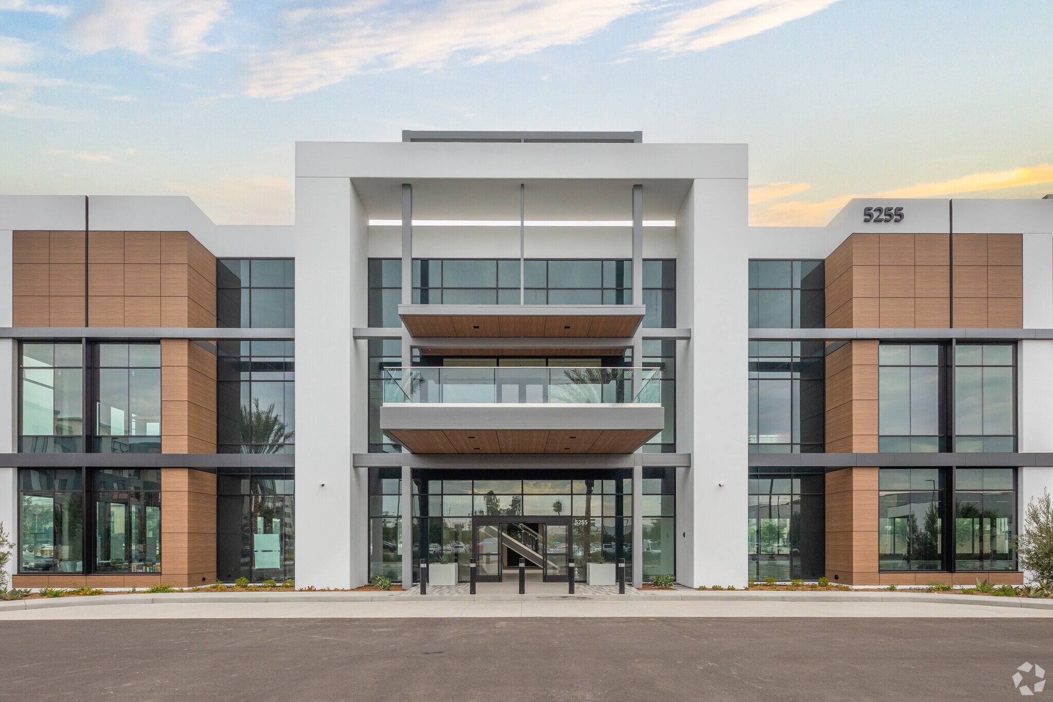 5255 Katella Ave, Cypress, CA à louer Photo de l’immeuble– Image 1 sur 21