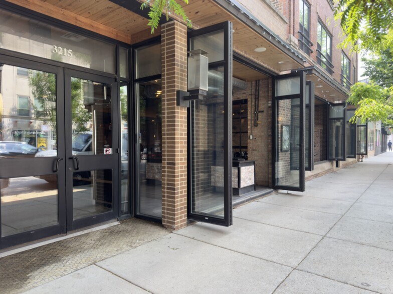 3211-3215 N Sheffield Ave, Chicago, IL à louer - Photo de l’immeuble – Image 1 sur 7
