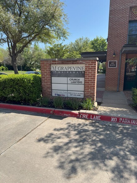 611 S Main St, Grapevine, TX à louer - Photo de l’immeuble – Image 2 sur 16