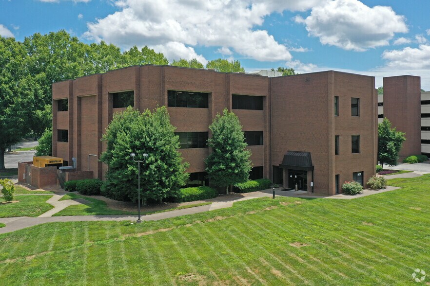 5635 Hanes Mill Rd, Winston-Salem, NC à louer - Photo de l’immeuble – Image 2 sur 4