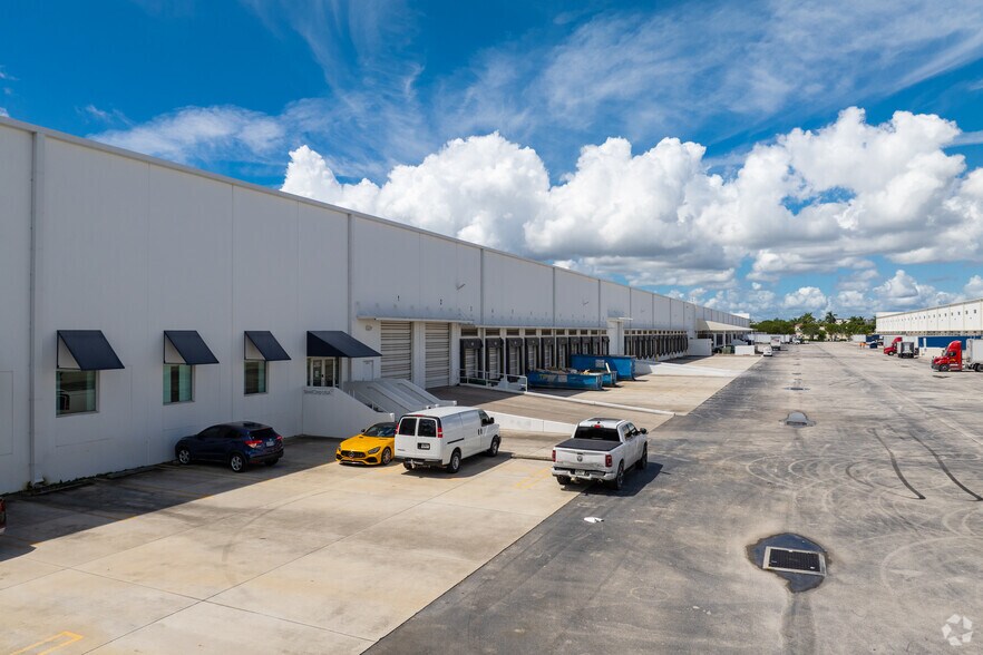 10801 NW 103rd St, Medley, FL à louer - Photo de l’immeuble – Image 3 sur 5