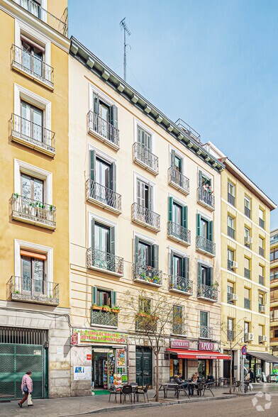 Immeuble residentiel dans Madrid, Madrid à vendre - Photo de l’immeuble – Image 2 sur 2