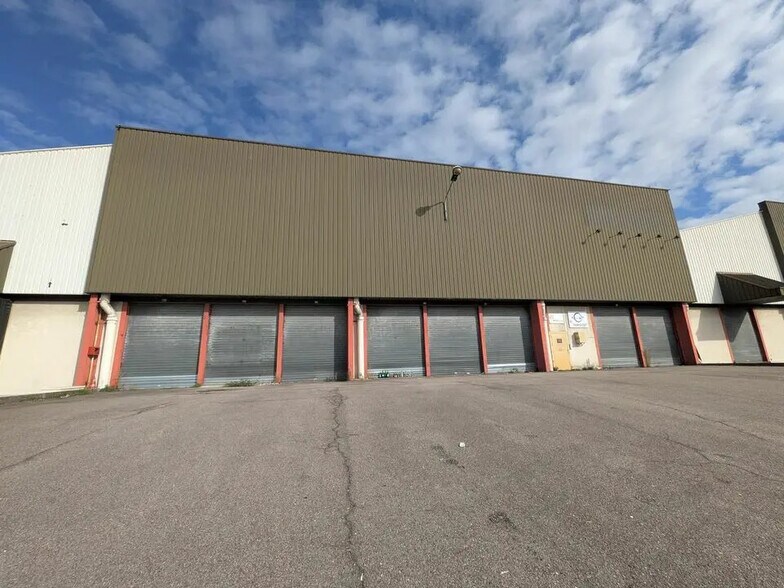 Local d’activités dans Saint-Étienne-du-Rouvray à louer - Photo de l’immeuble – Image 1 sur 1