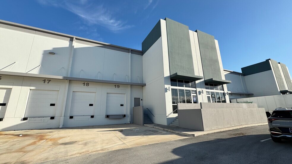 14001 NW 112th Ave, Hialeah Gardens, FL à louer - Photo de l’immeuble – Image 2 sur 22