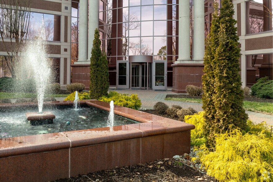 4801 Cox Rd, Glen Allen, VA à louer - Photo de l’immeuble – Image 3 sur 4