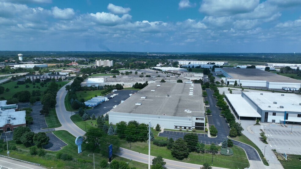 300 Airport Rd, Elgin, IL à louer - Vidéo sur l’annonce professionnelle – Image 1 sur 9
