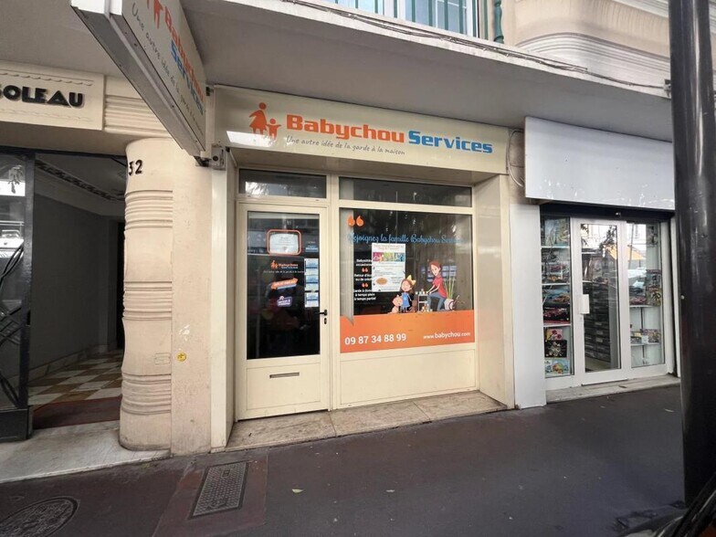 Local commercial dans Antibes à louer - Photo de l’immeuble – Image 1 sur 5