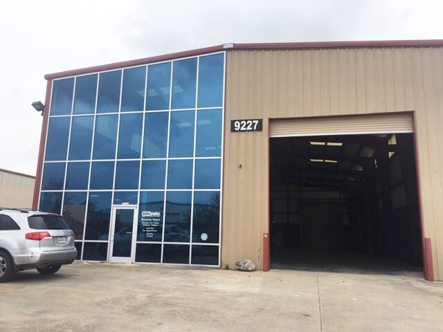 9227 Alberene Dr, Houston, TX à louer - Photo de l’immeuble – Image 3 sur 20