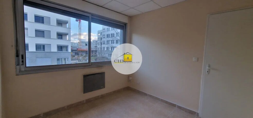 Local commercial dans Saint-Priest à louer - Photo intérieure – Image 3 sur 8