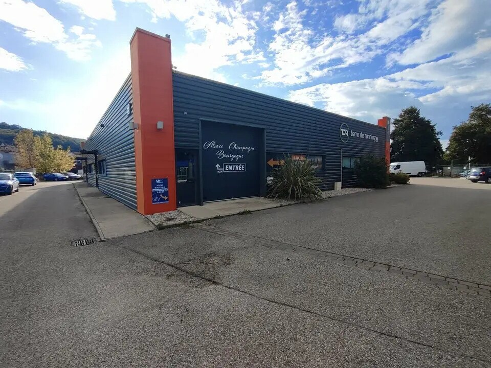 Local commercial dans Bourgoin-Jallieu à louer Photo de l’immeuble– Image 1 sur 6